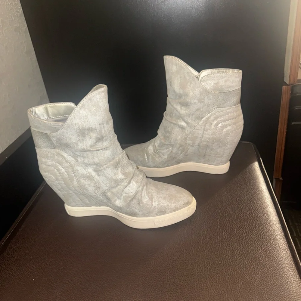 Jennifer Lopez Silver Metallic Wedge Sneaker Boots Size 7.5